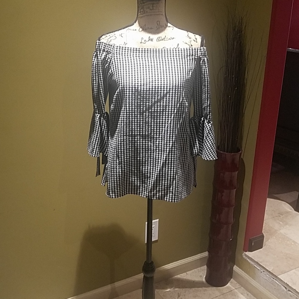 Off shoulders blouse